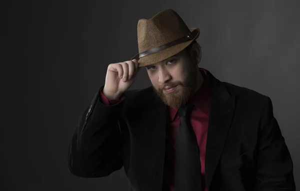 Precioso hombre de vestimenta formal sosteniendo su sombrero marrón — Foto de Stock