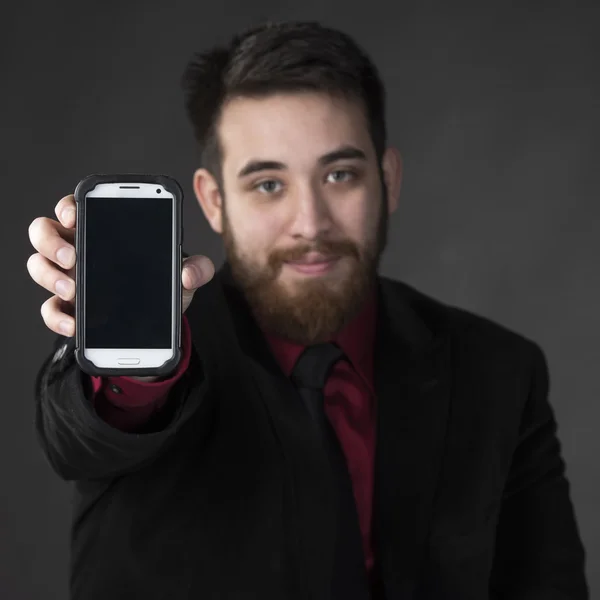 Ung affärsman visar hans smarta telefonen — Stockfoto