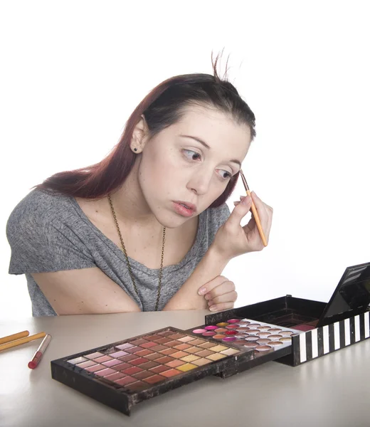 Junge Frau schminkt sich — Stockfoto