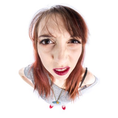 Endişeli bir genç kadın yüzünü kapatmak