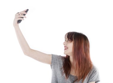 Mutlu kadın telefonu kullanarak Selfie alarak