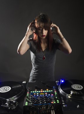 Kadın DJ kulaklık onun güverte
