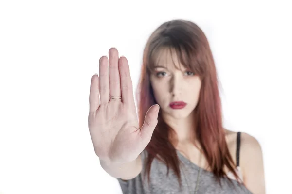 Hübsche junge Frau zeigt ihre nackte Handfläche — Stockfoto