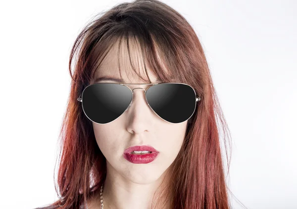 Fiatal nő napszemüveget visel közelről — Stock Fotó