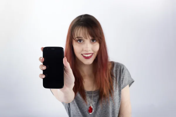 Smiling Woman Showing the Screen of her Phone — Stock Photo, Image