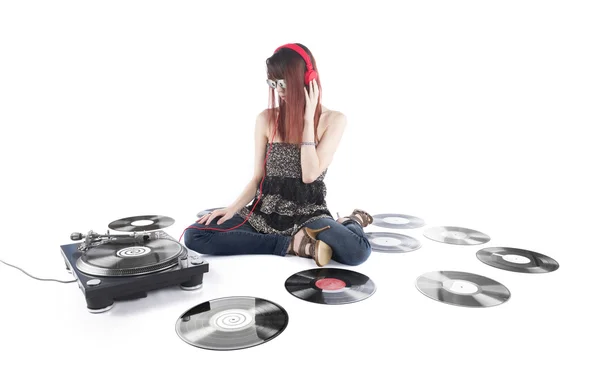 Mujer sentada con tocadiscos de vinilo y discos — Foto de Stock