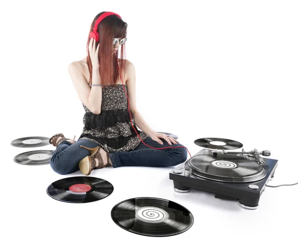 Mujer joven escuchando una música de DJ tocadiscos — Foto de Stock