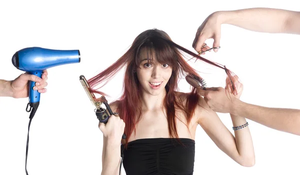 Cabeleireiros Estilizando o cabelo de uma jovem mulher — Fotografia de Stock