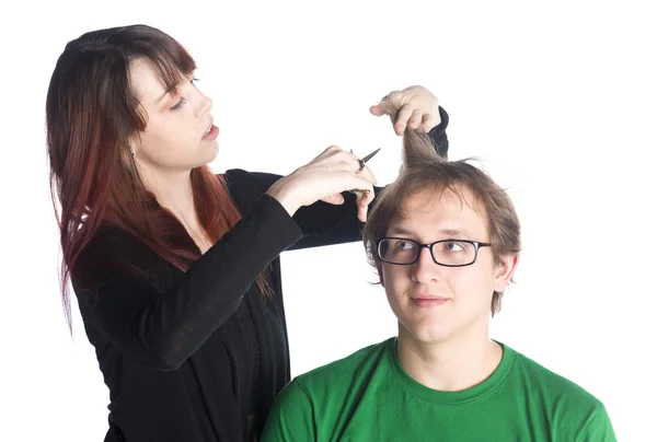 Kvinnlig frisör klippa håret av en manlig klient — Stockfoto
