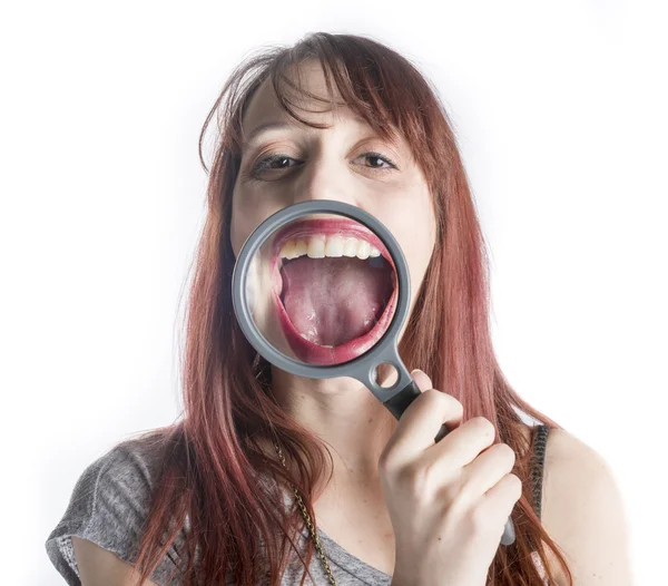 Femme avec loupe en verre devant la bouche ouverte Photos De Stock Libres De Droits