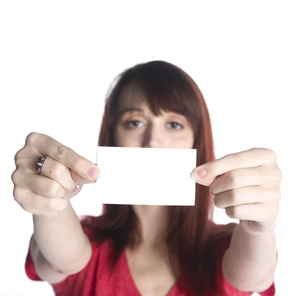 Κλείστε επάνω γυναίκα κρατώντας κενή λευκή ευχετήρια κάρτα — Φωτογραφία Αρχείου