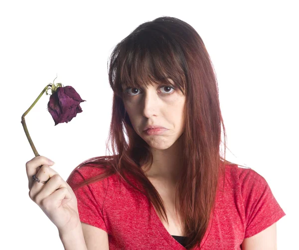 De cerca Mujer triste sosteniendo flor de rosa muerta — Foto de Stock