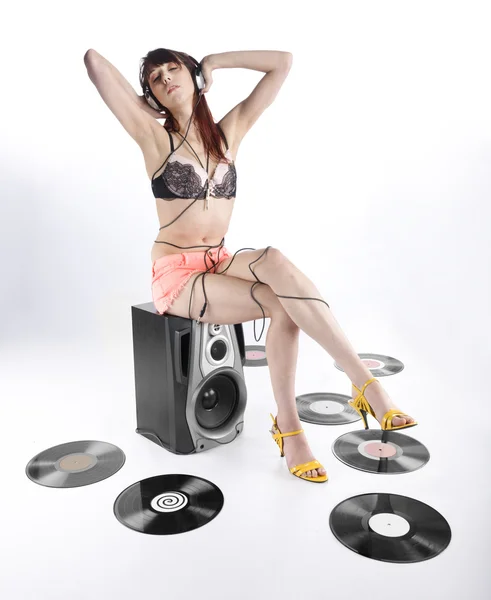 Giovane donna seducente che gode della musica con le cuffie — Foto Stock
