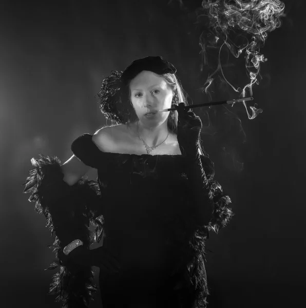 Glamorous 1940s Film Noir Woman Smoking Cigarette — ストック写真