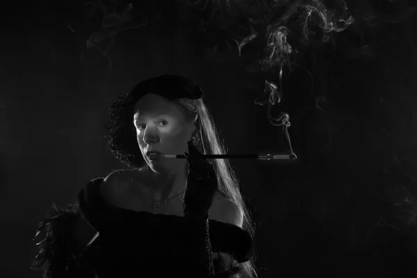 Glamorosa película de 1940 Noir mujer fumar cigarrillo —  Fotos de Stock
