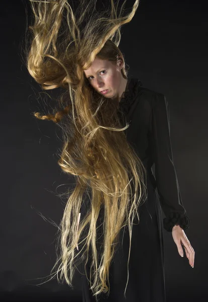 Donna bionda con vento che soffia attraverso i capelli lunghi — Foto Stock