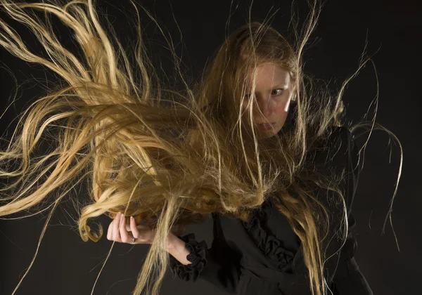 Donna bionda con vento che soffia attraverso i capelli lunghi — Foto Stock