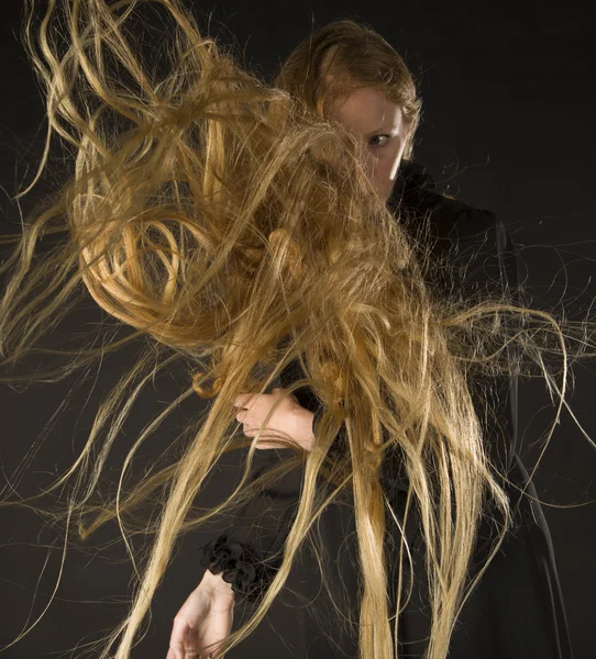 Blonde Frau mit Wind, der durch lange Haare weht — Stockfoto