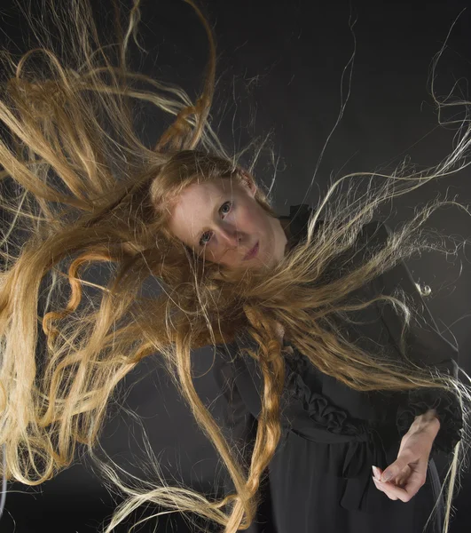 Donna bionda con vento che soffia attraverso i capelli lunghi — Foto Stock