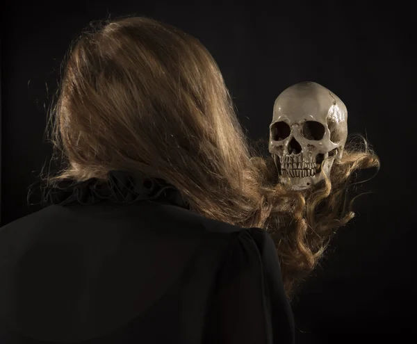 Woman with Blond Hair Holding Skull — Stock fotografie