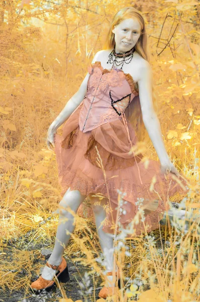 숲길을 걷고 핑크 드레스에 젊은 여자 — 스톡 사진