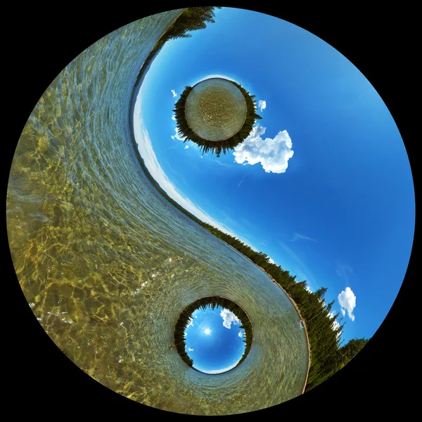 Pristine Wilderness Lake Scenic in Yin Yang Symbol — Stock fotografie