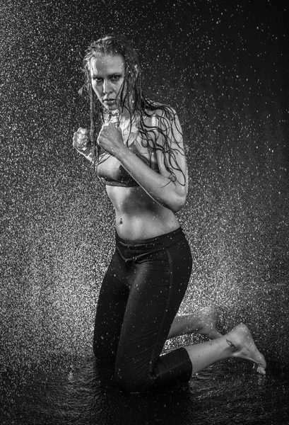 Athletic Woman Kneeling in Boxing Stance in Studio — Stockfoto