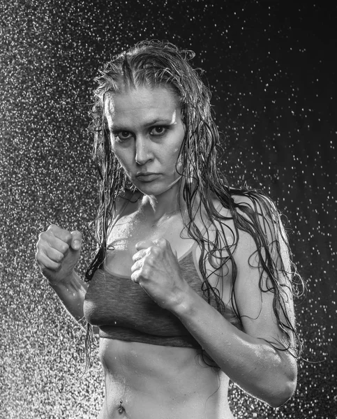 Mujer atlética mojada posando en postura de boxeo — Foto de Stock