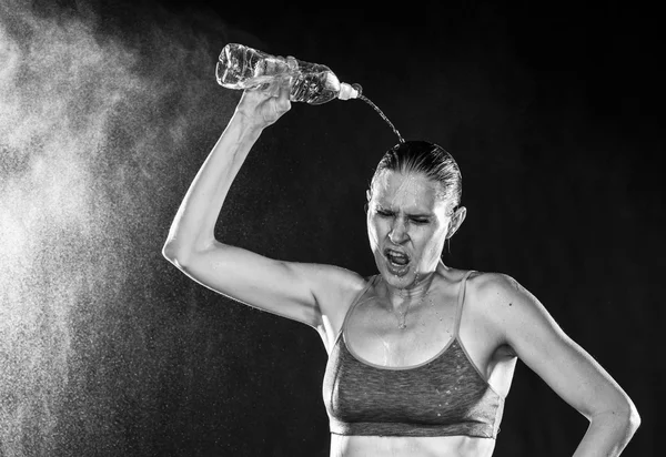 Tired Athletic Woman Pouring Water Over Head — Stock fotografie