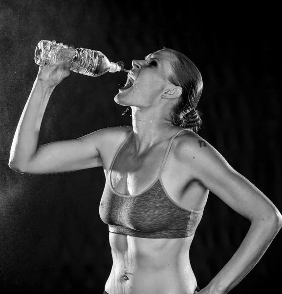 Monochrome of an Athletic Woman Drinking Water — Stockfoto