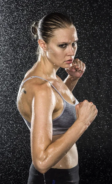 Wet Female Fighter in Combat Pose Looking Fierce — Stock Photo, Image