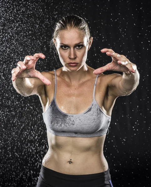 Sportliche Frau streckt ihre Hände in Richtung Kamera — Stockfoto