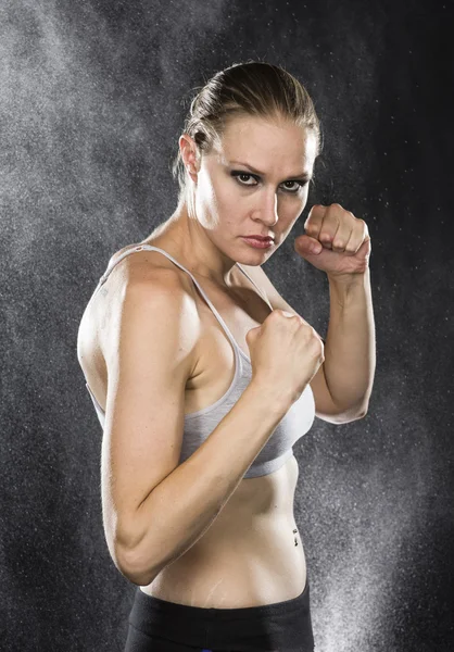 Mujer atlética en la postura de combate con mirada feroz — Foto de Stock