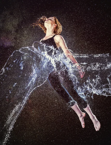 Mulher cuidadosa em respingo de água flutuando no ar — Fotografia de Stock