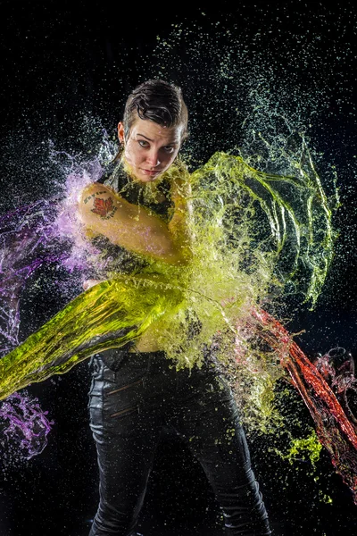 Хлоп'яча жінка в кольорові води бризки — стокове фото