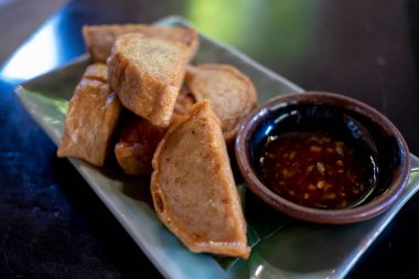 Kızarmış Vietnam Domuz Sosisi tabakta.