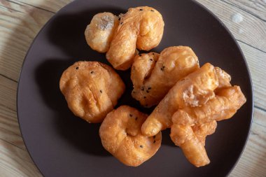 Kızarmış hamur çubuğu, sabah kahvesiyle yenmiş.