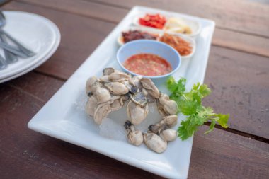 İstiridye salatası, istiridye ve Tayland usulü meze.