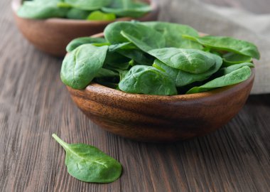 bir kase taze ıspanak 