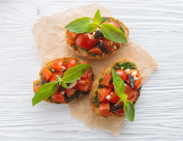 Bruschetta di pomodoro italiano con verdure tritate, erbe aromatiche e olio — Foto Stock