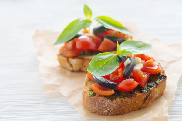 Bruschetta de tomate italiano con verduras picadas, hierbas y aceite — Foto de Stock