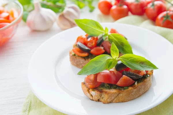 Bruschetta di pomodoro italiano con verdure tritate, erbe aromatiche e olio — Foto Stock