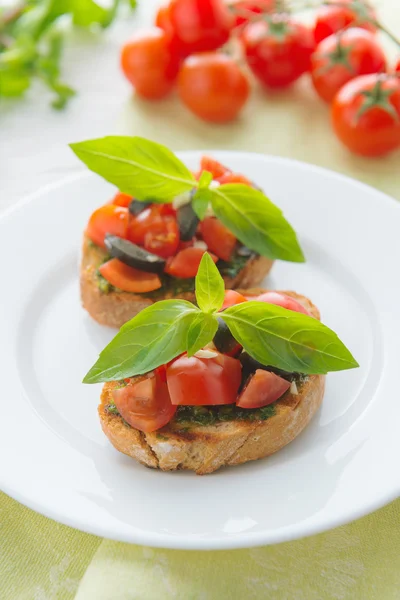 Italská rajčatová bruschetta s nakrájenou zeleninu, byliny a oleje — Stock fotografie