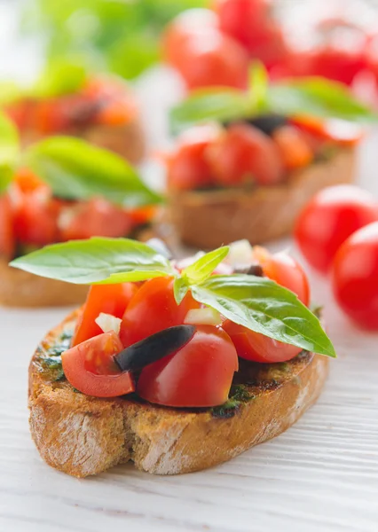 Bruschetta de tomate italiano con verduras picadas, hierbas y aceite — Foto de Stock