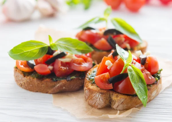 Italská rajčatová bruschetta s nakrájenou zeleninu, byliny a oleje — Stock fotografie