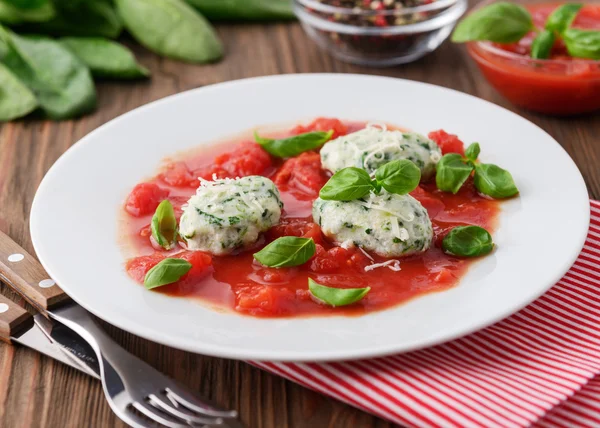 Hausgemachter Malfatti mit Tomatensauce Stockbild