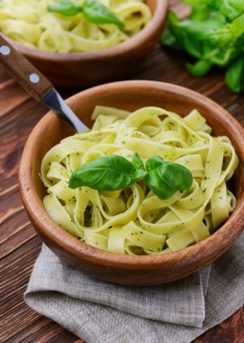 Tavuk ve sebze ahşap arka plan ile makarna