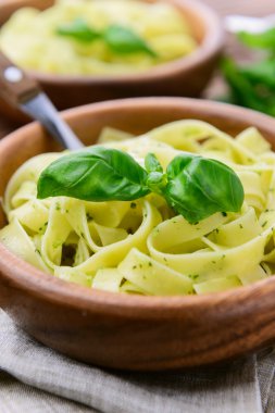 Tavuk ve sebze ahşap arka plan ile makarna