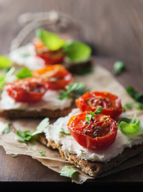 Tost (Crostini) ricotta ve kiraz domates ile