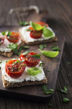 Tost (Crostini) ricotta ve kiraz domates ile